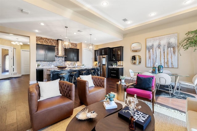 living room with dark wood-type flooring, recessed lighting, visible vents, and baseboards