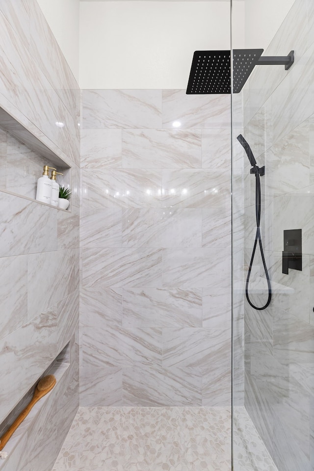 bathroom featuring tiled shower