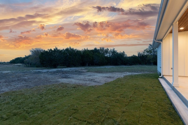 view of yard at dusk