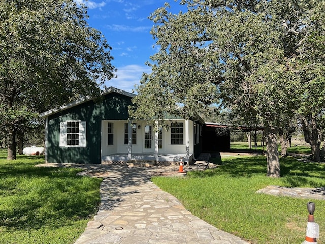 view of front facade with a front yard