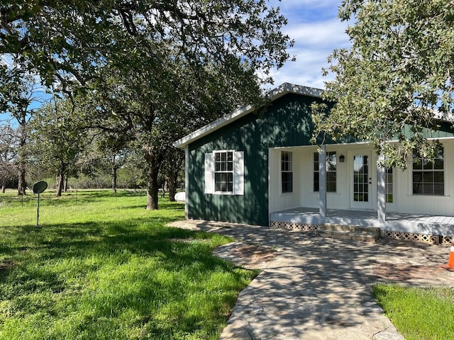 view of front of house featuring a front yard