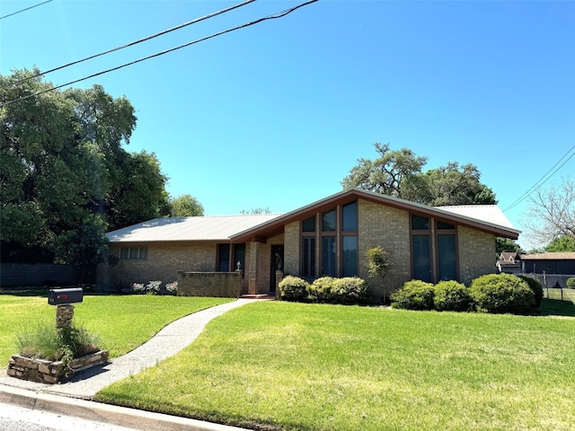 ranch-style house featuring a front lawn