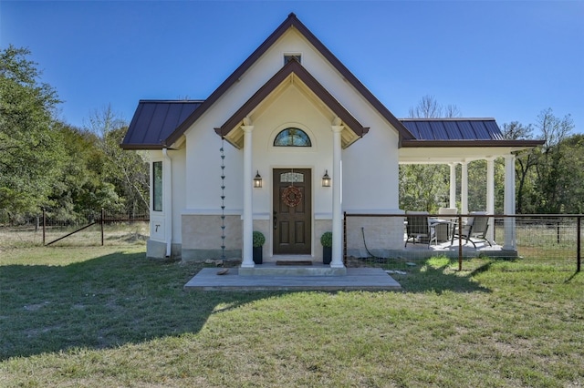 view of front facade featuring a front lawn