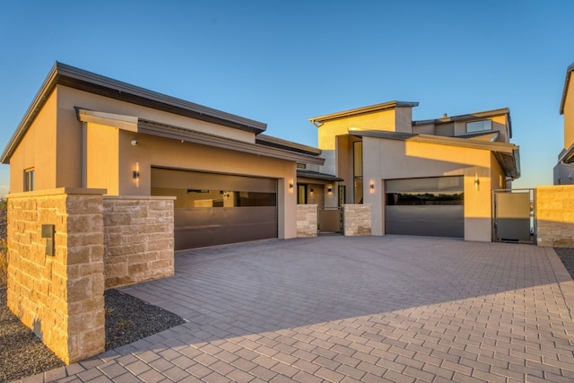 view of front facade featuring a garage