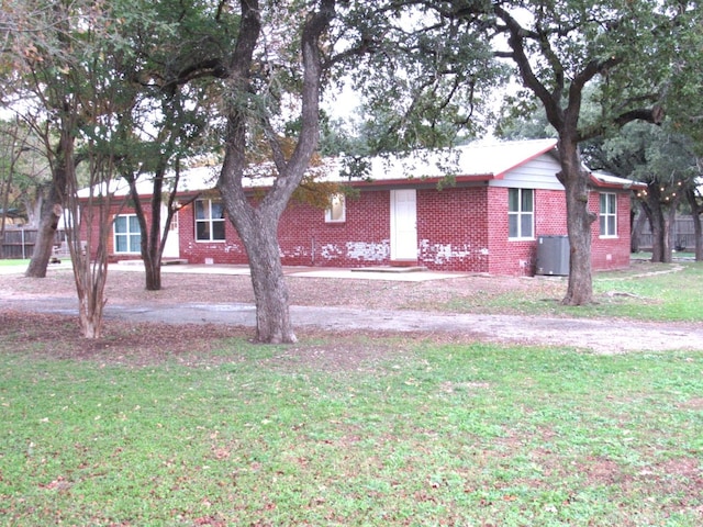 view of side of property featuring a lawn