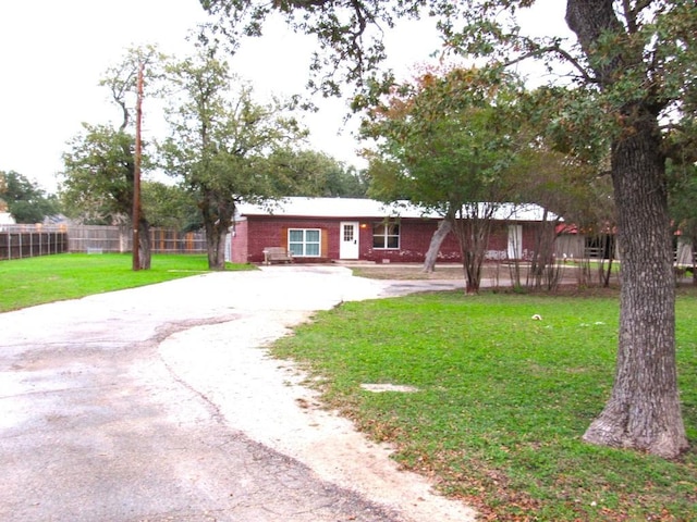 single story home featuring a front yard