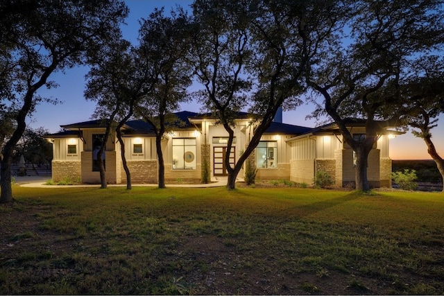 view of front of house featuring a lawn