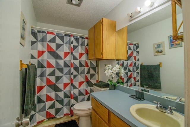 full bath featuring a shower with shower curtain, toilet, vanity, and a textured ceiling