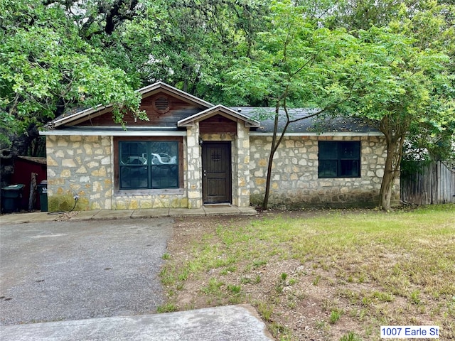 view of front of home featuring a front yard