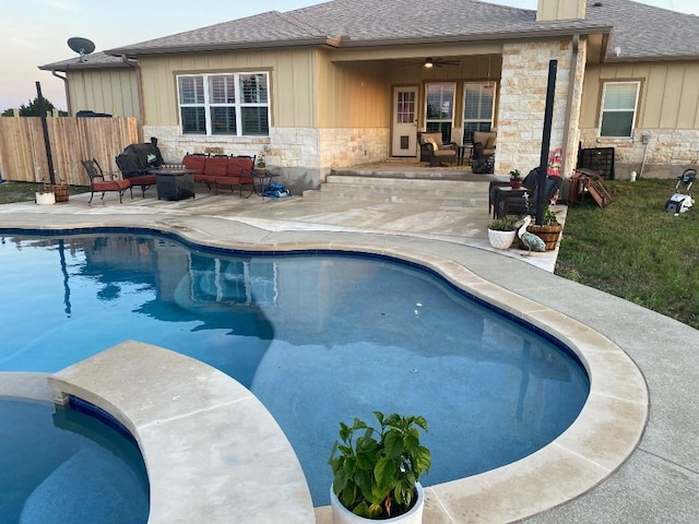 view of pool featuring ceiling fan, an outdoor hangout area, fence, a fenced in pool, and a patio area