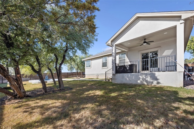 view of yard with ceiling fan