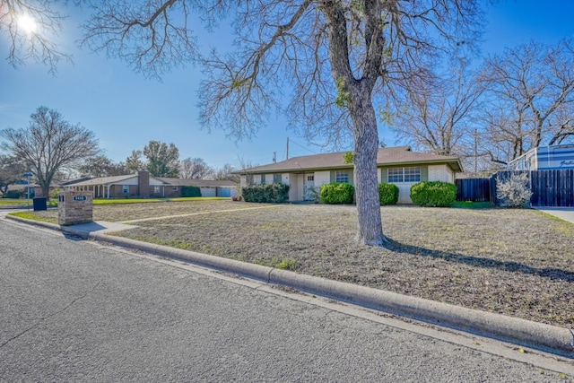 ranch-style home featuring a front lawn