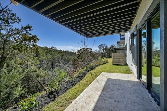 view of yard featuring a patio