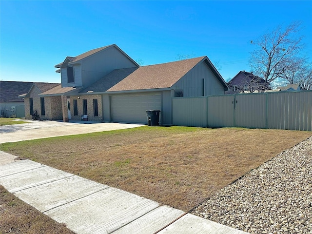 view of front of home featuring a front lawn and a garage