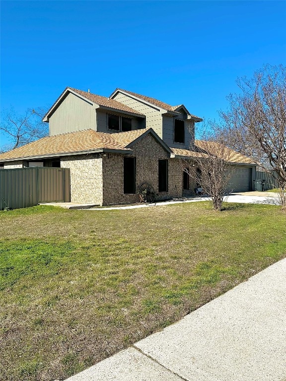 view of front of property featuring a front yard and a garage