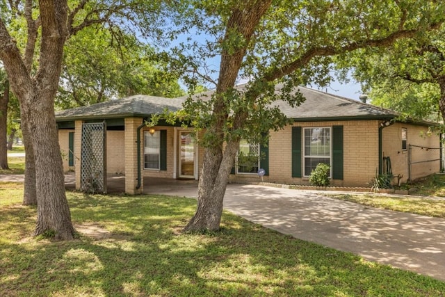 single story home with a front lawn