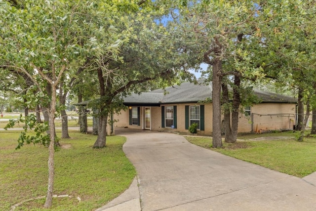 ranch-style home featuring a front lawn