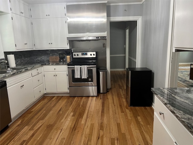 kitchen featuring white cabinetry, light hardwood / wood-style floors, sink, stainless steel appliances, and crown molding