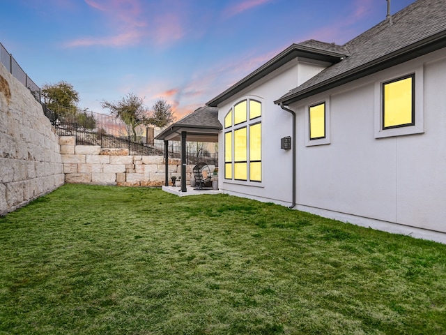 view of yard at dusk