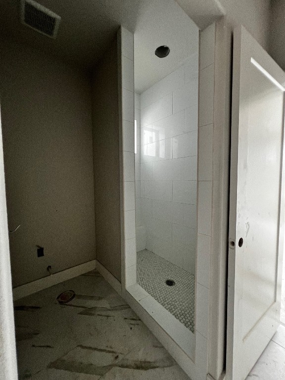 bathroom featuring tiled shower