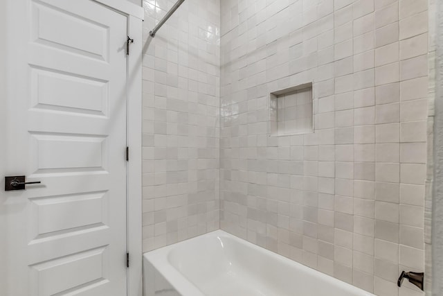 bathroom with tiled shower / bath combo