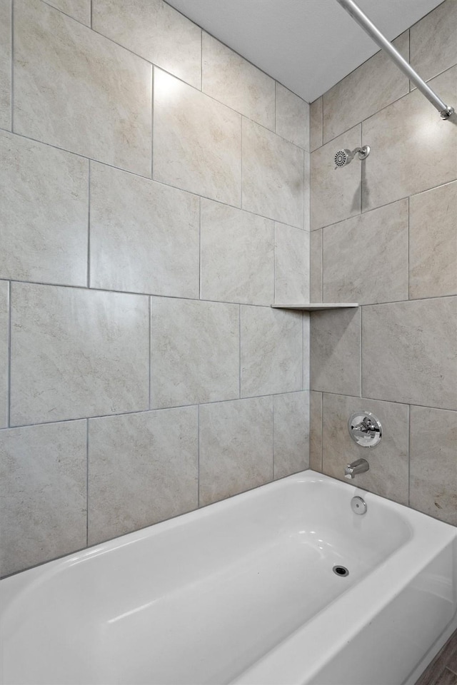 bathroom with tiled shower / bath