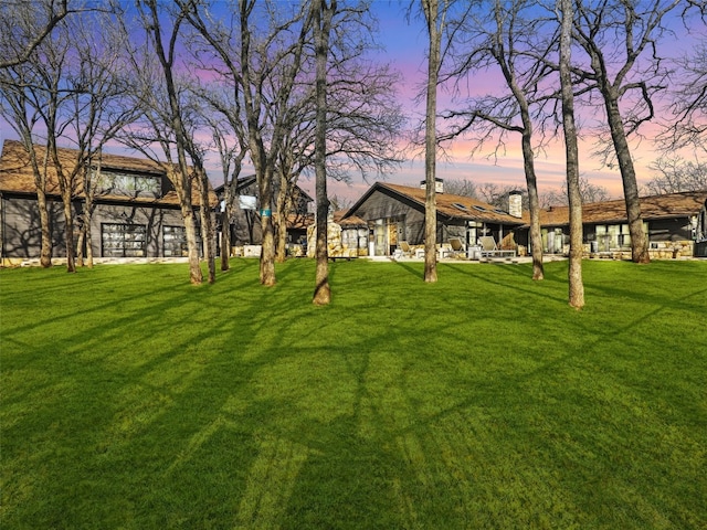 view of yard at dusk