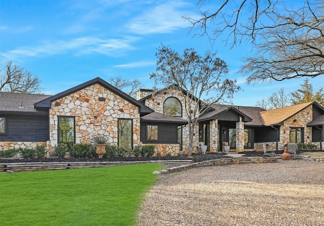 view of front facade featuring a front yard