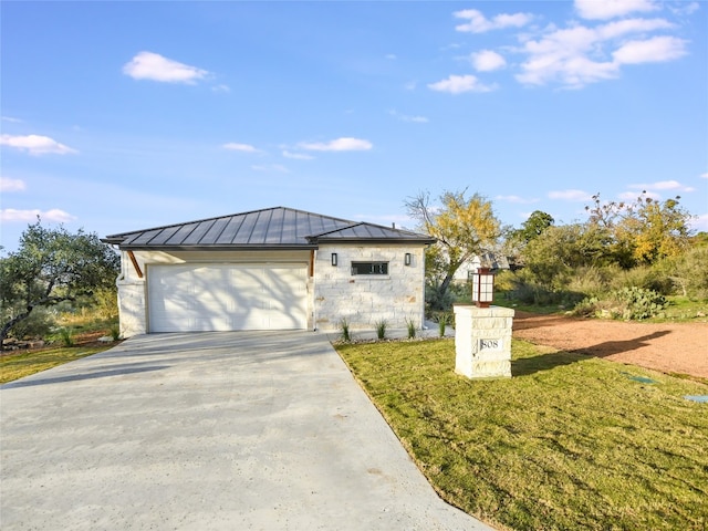 view of front of home featuring a front lawn