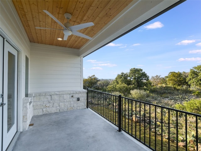 balcony featuring ceiling fan