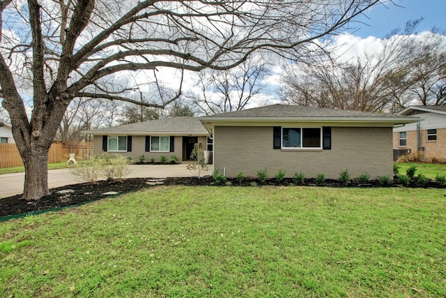 ranch-style house featuring a front lawn