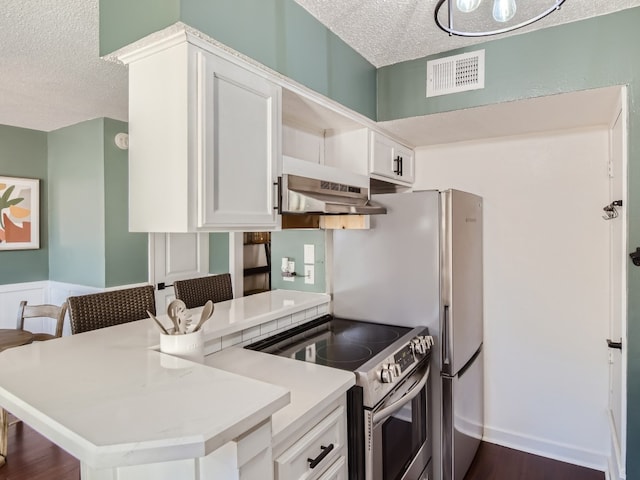 kitchen featuring white cabinets, stainless steel electric stove, dark hardwood / wood-style floors, kitchen peninsula, and a textured ceiling