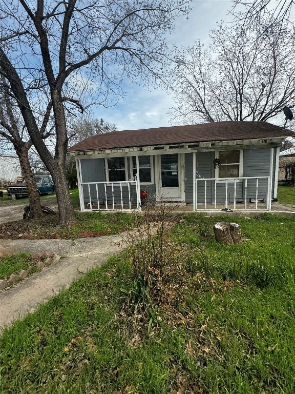 single story home with covered porch