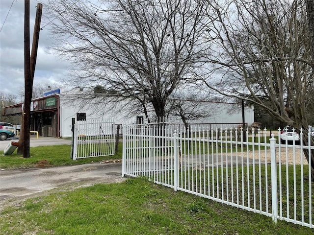 view of gate featuring a lawn