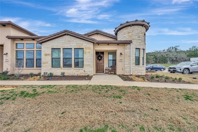 view of front facade featuring a front lawn