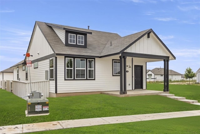 view of front of property featuring a front yard and a porch