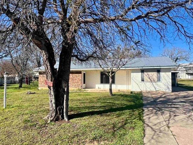 ranch-style home featuring a front lawn