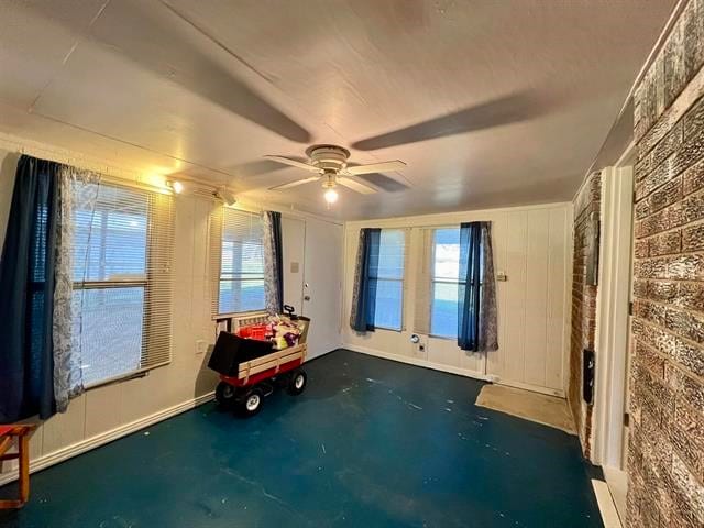 empty room with ceiling fan