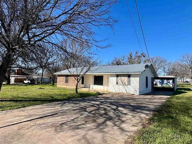 single story home featuring a front lawn