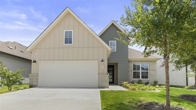 view of front of home featuring a front lawn