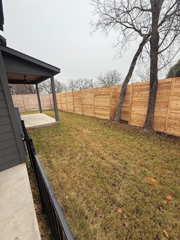 view of yard featuring a patio area