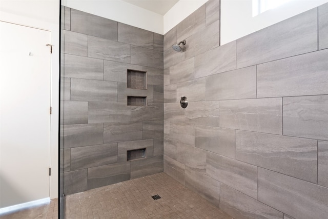 bathroom featuring a tile shower