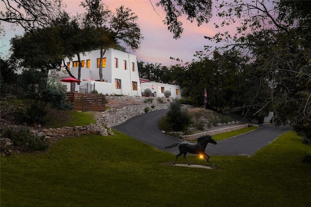 view of yard at dusk