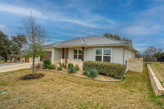 view of front of home featuring a front lawn