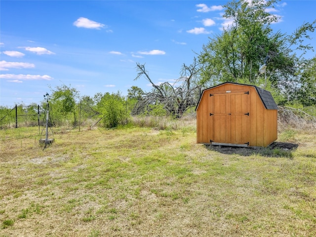 view of yard with a storage shed