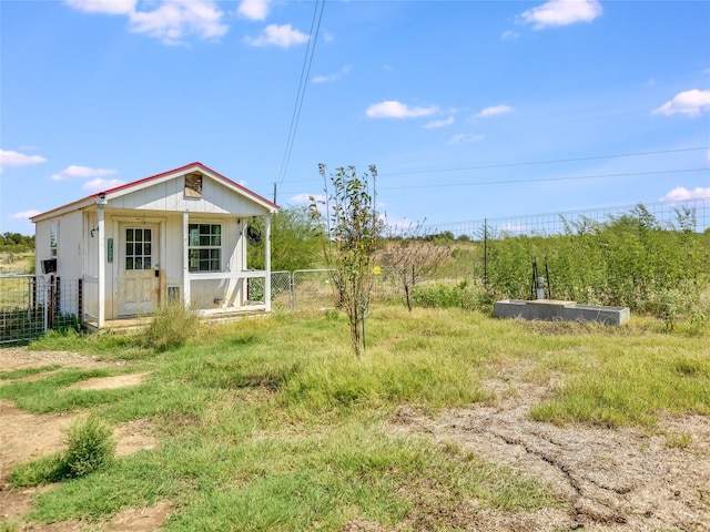 view of yard with an outdoor structure