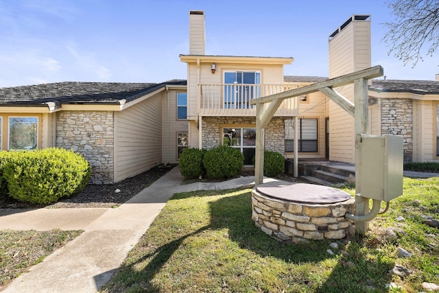 view of front facade featuring a front lawn