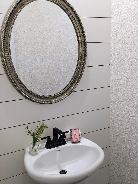 bathroom featuring sink