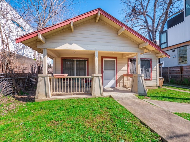 view of front of property featuring a porch and a front lawn