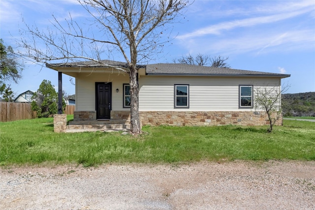 view of front of house featuring a front yard